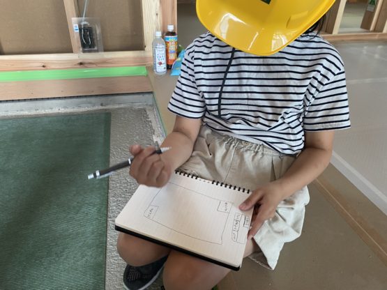 お家の図面を描くお子様1