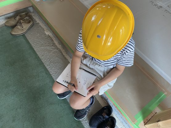 お家の図面を描くお子様2