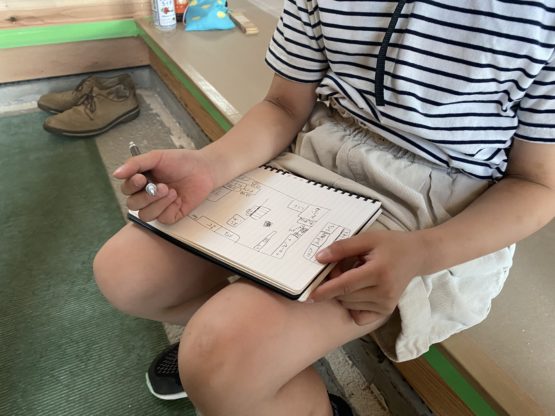 お家の図面を描くお子様3